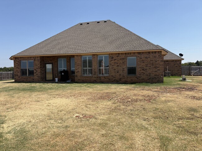 Building Photo - 373 NE Sanders Dr