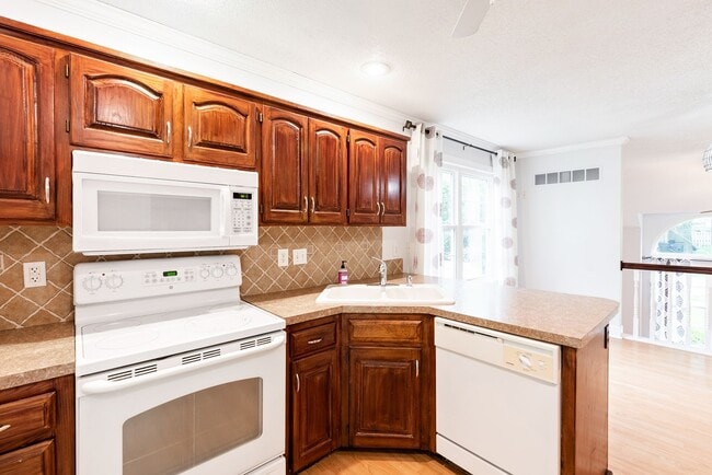 Building Photo - 4 Bed home in Olathe- Quick access to I-35