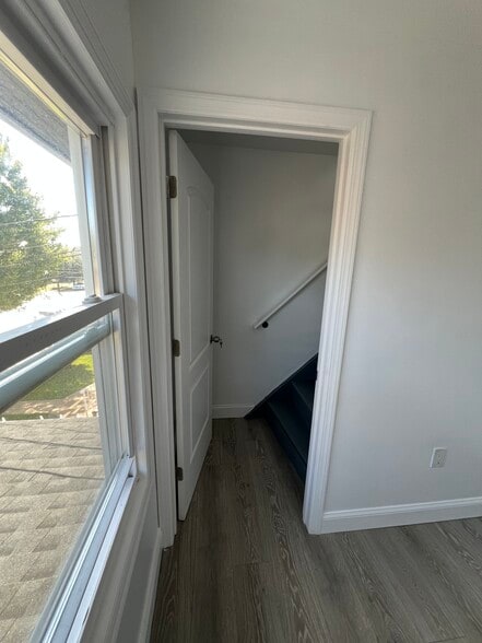 Building Photo - 1341 E 2nd St