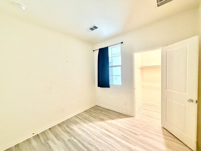 Building Photo - Iris Park Gem | 4 Bedrooms, Loft, and Modern Upgrades Throughout