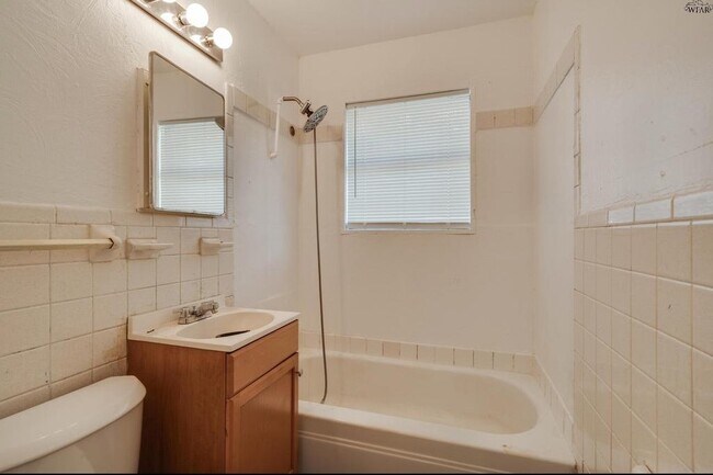 Building Photo - 604 E 1st St