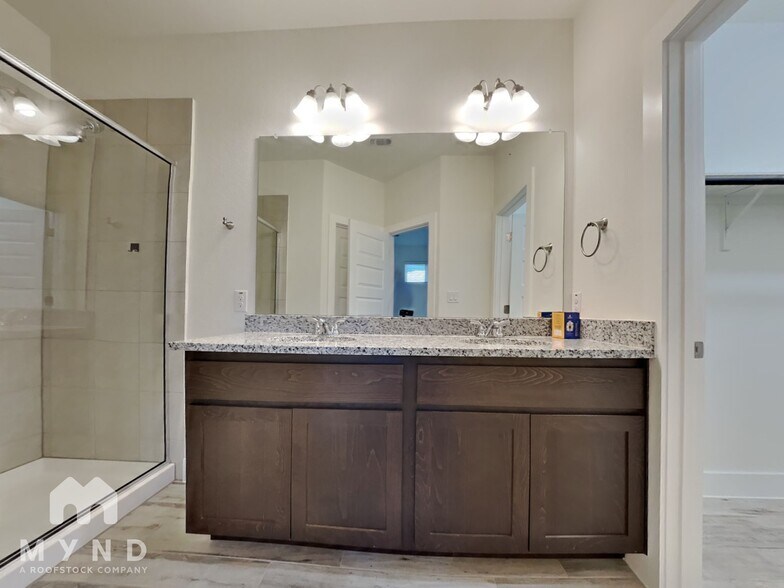 Building Photo - 407 Parkline Dr