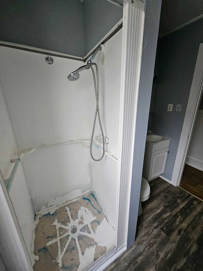 Building Photo - One bedroom unit on West Side