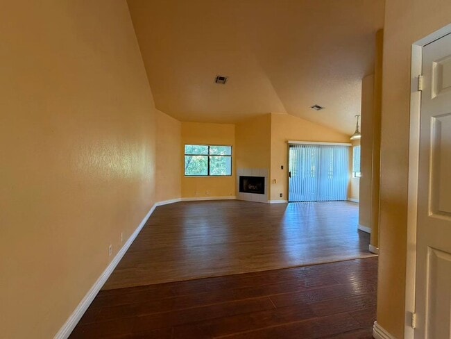 Building Photo - Charming two-story condo with 2 bedrooms