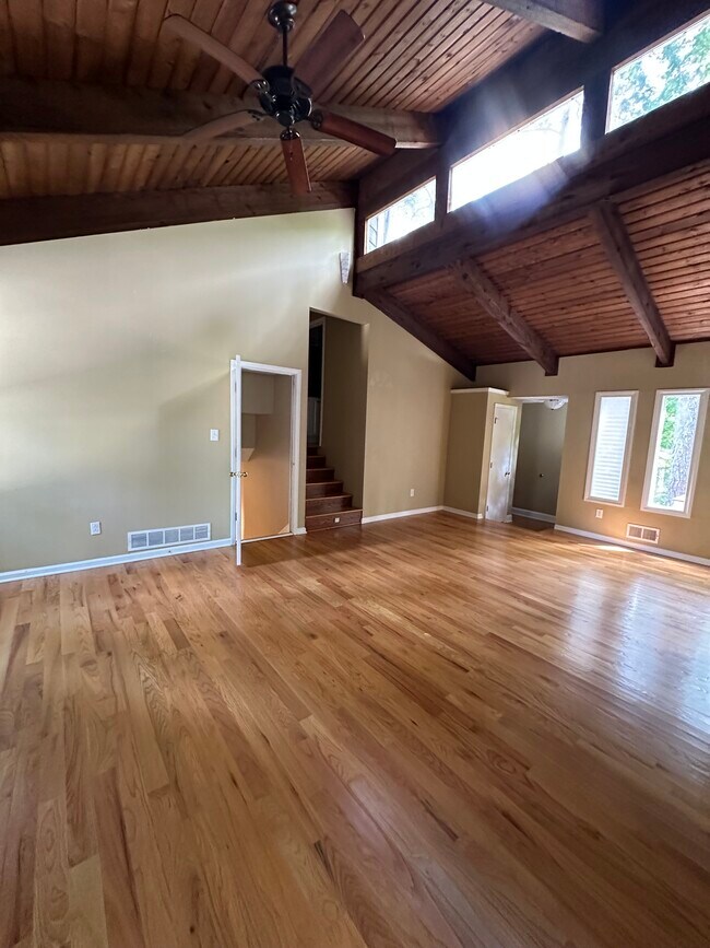Building Photo - 1733 Christie Dr