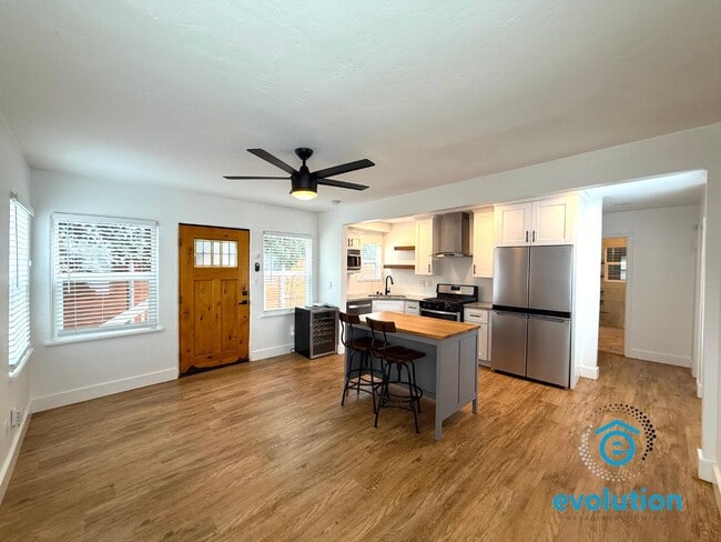 Building Photo - 4064 Laverne Pl