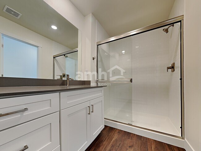 Building Photo - 1113 Moorside Ave