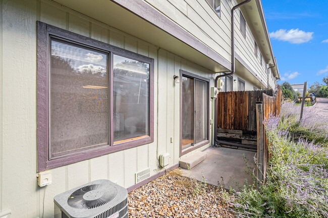 Building Photo - Remodeled townhouse, big rooms, big garage