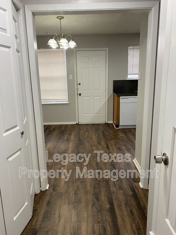 Building Photo - 1407 Courtney Pl