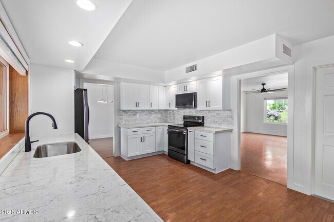 Building Photo - 2111 S River Dr