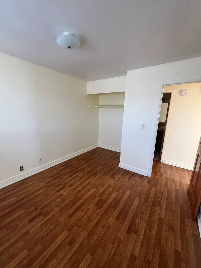 Building Photo - Two-Bedroom Apartment in Salt Lake!