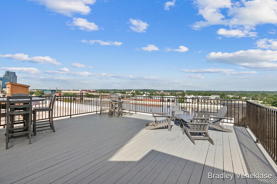 Common Rooftop Deck - 940 Monroe Ave NW