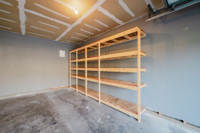 Building Photo - Move-in-ready 3 bed / 3 Full Bath In Louisville's Four Seasons — Fully Updated, No Carpet, Fiber ...