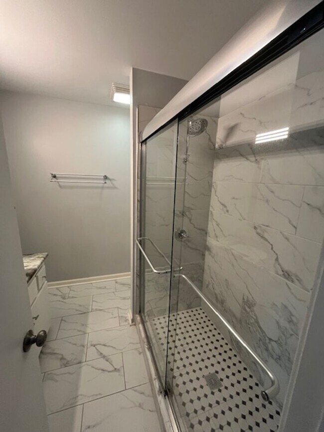 Building Photo - Nice 3 Bedroom 2 Bathroom Windsor Gardens ...