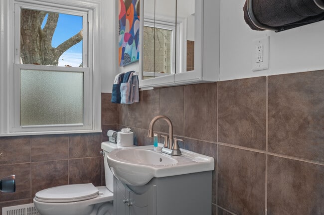 Building Photo - 248 Ruth St N