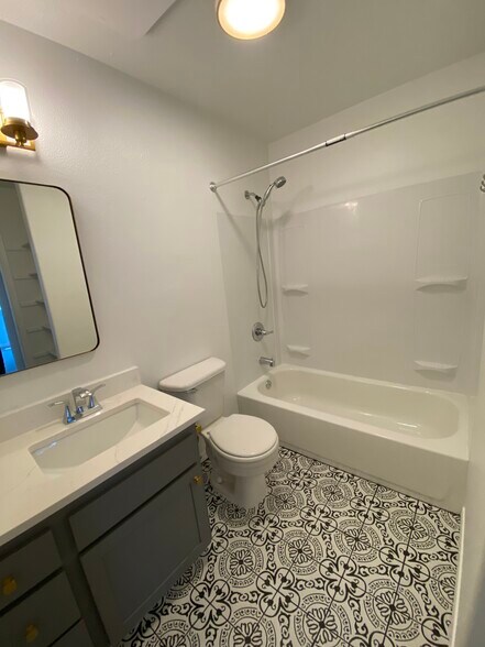 full bath 2 - 5023 Northeast 11th Avenue