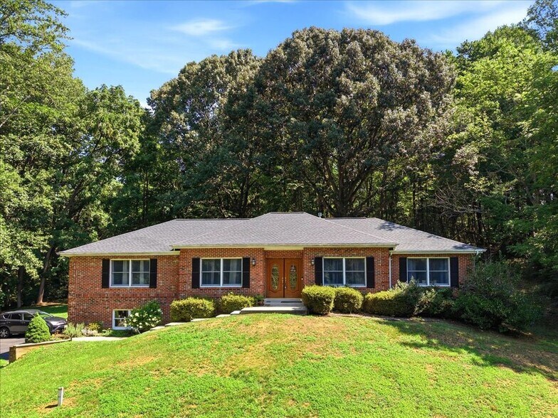 Building Photo - 2641 Dogwood Ln