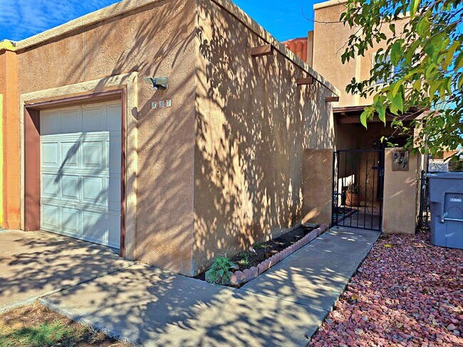 Building Photo - 537 W Redd Rd