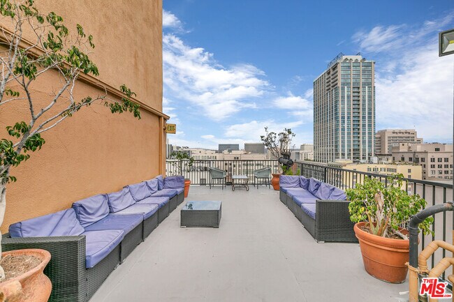 Building Photo - 312 W 5th St