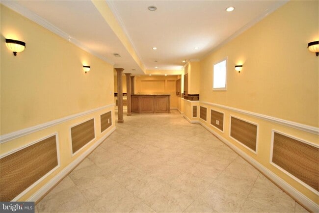 Building Photo - 5905 Lone Oak Dr