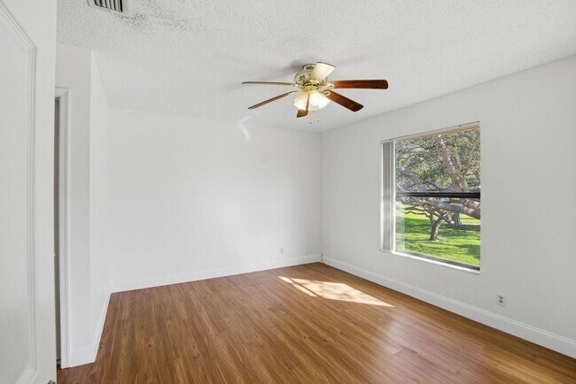 Building Photo - 3300 Jaywood Terrace