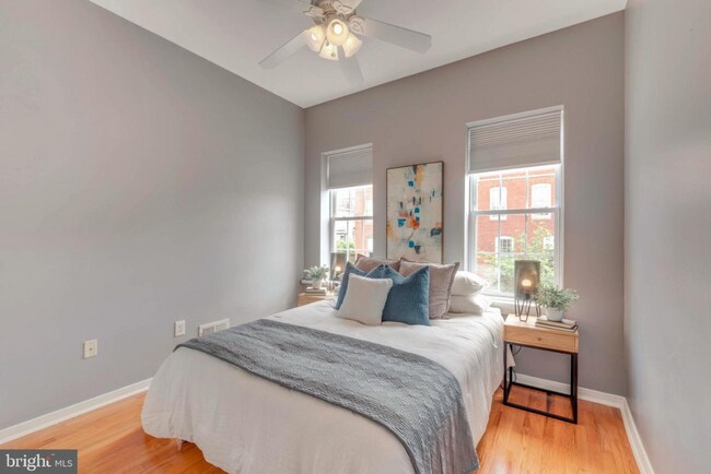 Building Photo - 2 BR 2 BA Townhome with Multi-level Deck