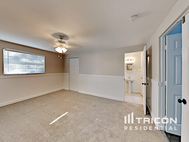 Building Photo - 5560 Waneta Pl