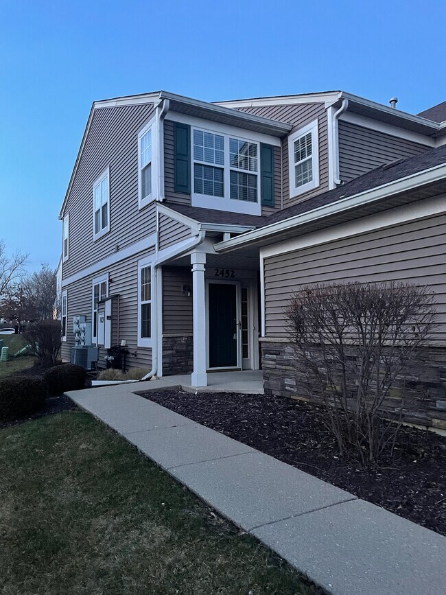 Building Photo - 2452 Golf Ridge Cir