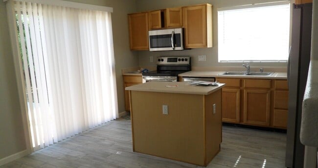 Building Photo - Brookside Village 3 Bed 2 Bath!