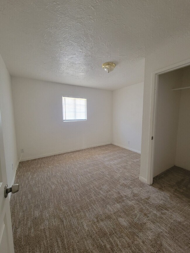 Building Photo - 3 Bedroom home conveniently located in the heart of Merced