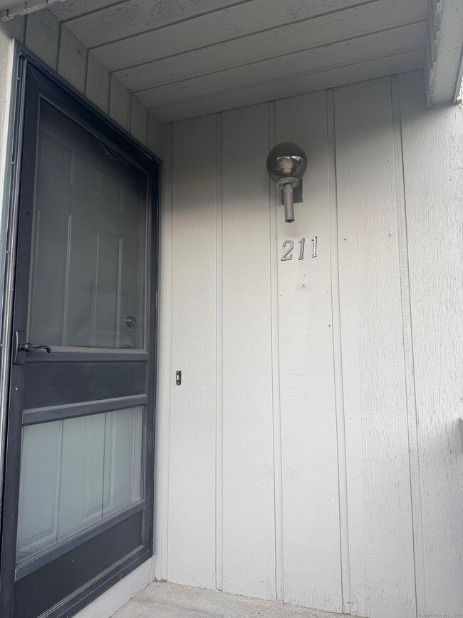 Building Photo - 211 Skyview Dr