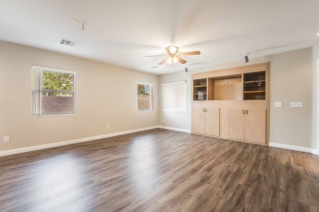 Building Photo - 3 BEDROOM HOUSE WITH OPEN FLOOR PLAN !!