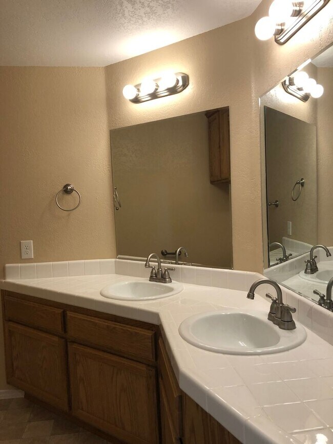 Building Photo - 2600 Chandler Ct