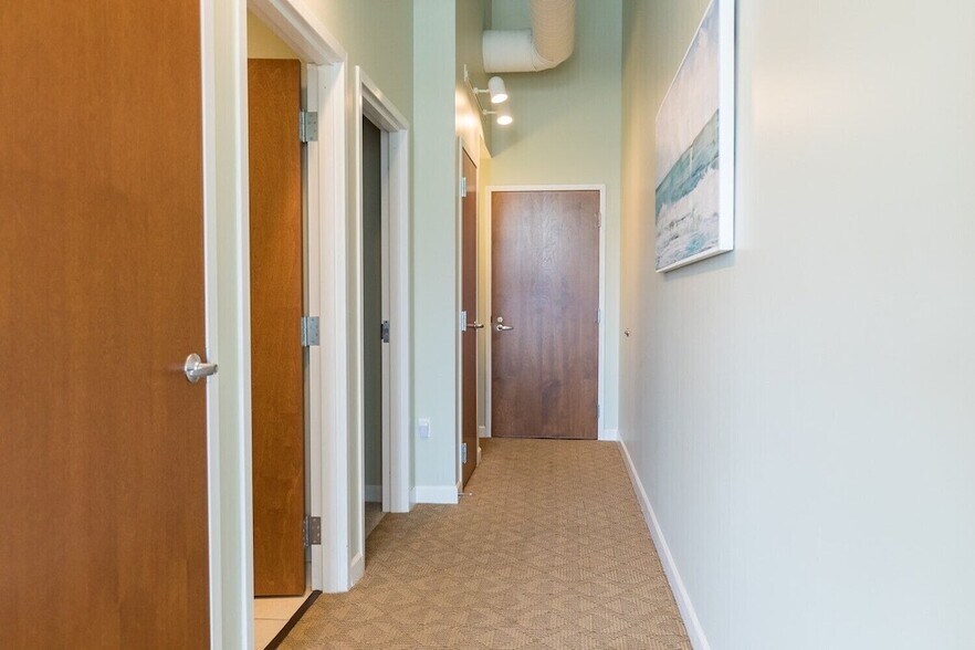 Building Photo - 401 W Shoreline Dr