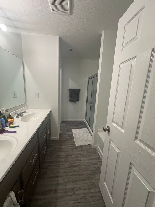 Building Photo - Available NOW - 5 bedroom, 3 full bathroom house - $2,950/month