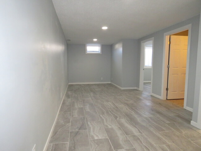 Building Photo - 4bd2ba one level home with full & finished...