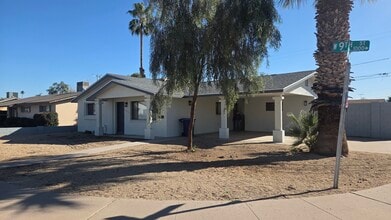 Building Photo - 1051 W 9th St