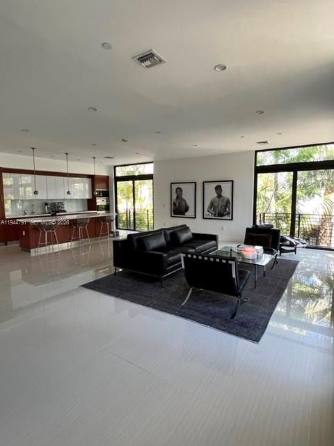 Building Photo - 909 NE 16th Terrace