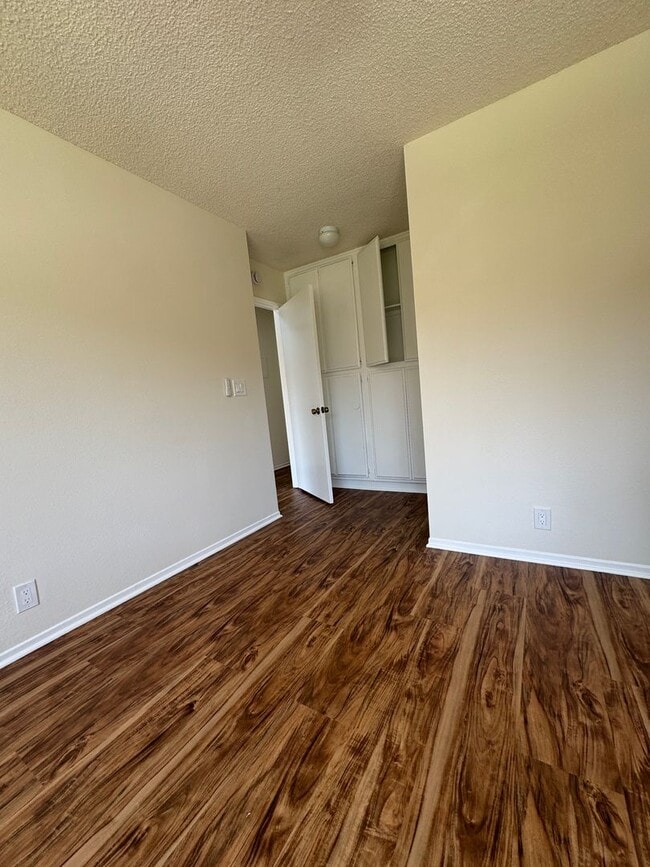 Building Photo - Spacious and Light 2 bedroom in Avalon Gre...