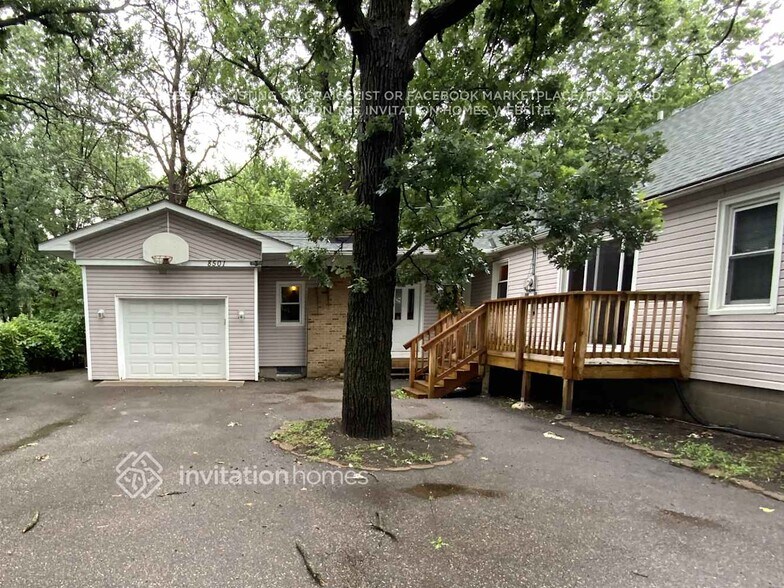 Primary Photo - 8501 Goodhue St NE