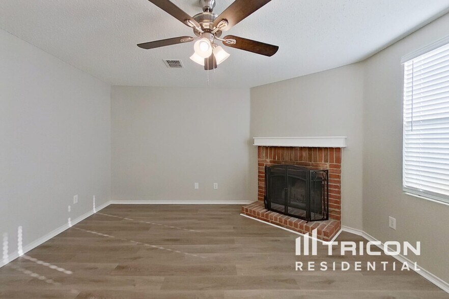 Building Photo - 16616 Jasmine Springs Dr