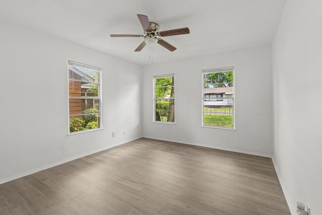 Building Photo - Stylish & Newly Renovated 4 Bedroom 2 Bath...
