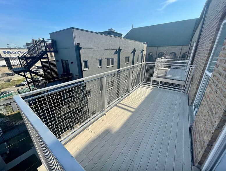 Building Photo - 1368 W Evergreen Ave