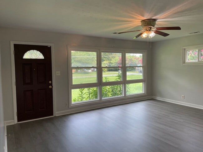 Building Photo - 3 BED, 2 BATH HOME LOCATED IN GREENSBORO
