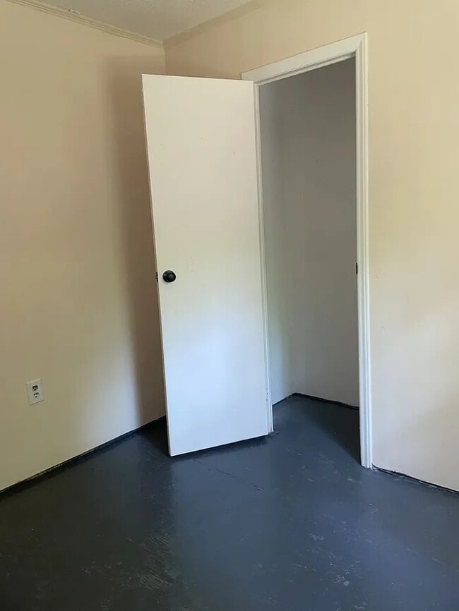 Building Photo - 3 Bedroom 1 Bathroom