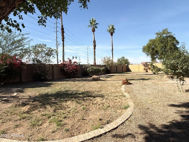 Building Photo - 11561 W Green Dr