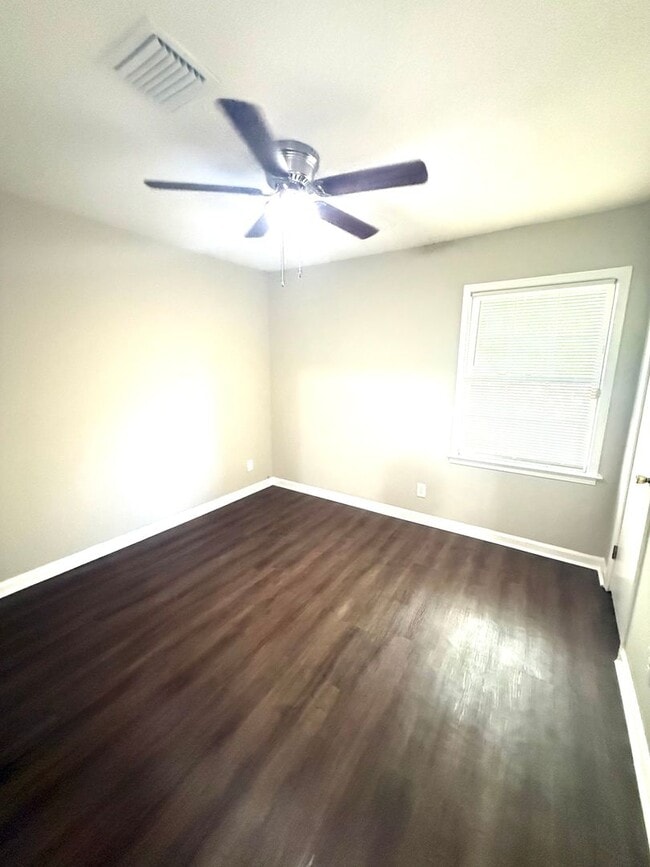 Building Photo - ** 4 bed 2 bath located in Woodmere Park *...