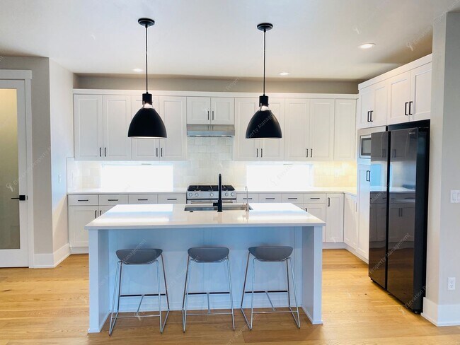 Building Photo - Craftsman Charm Meets Modern Luxury in Summit West