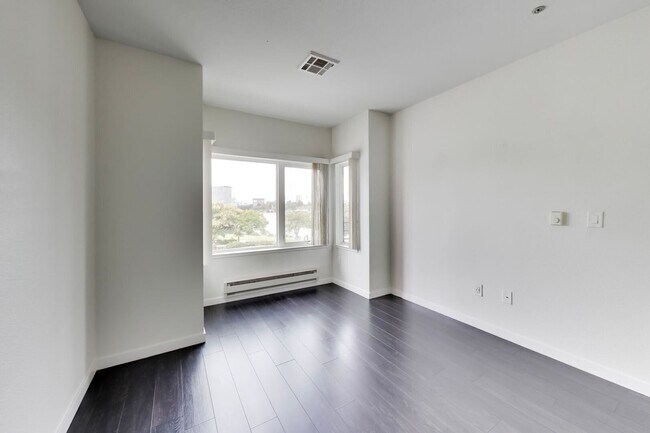 Building Photo - 1524 1st Ave