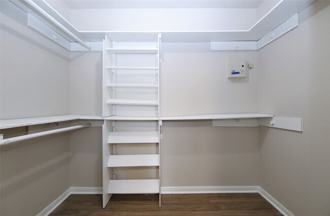 Building Photo - 7814 Barnhill Dr